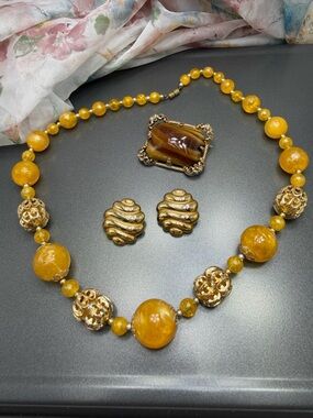 Vintage Yellow Statement Necklace Gold Clips and Agate Brooch #19SET
